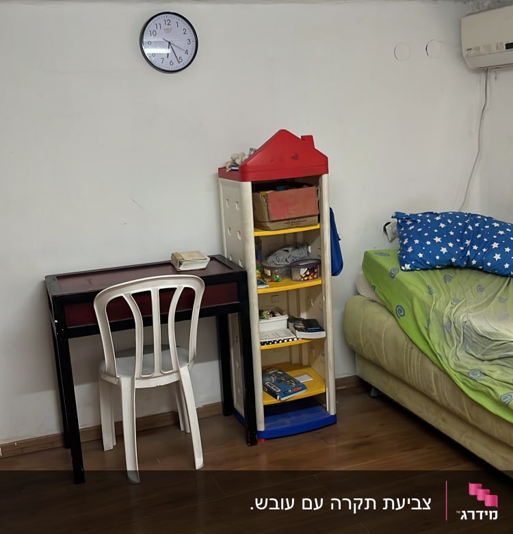 חדר עם שולחן, כיסא, מדף וספה